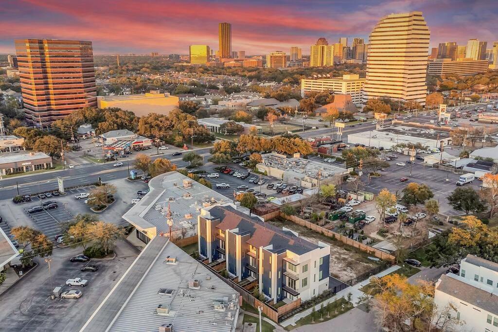 Luxurious Houston Galleria Living Villa Exterior photo